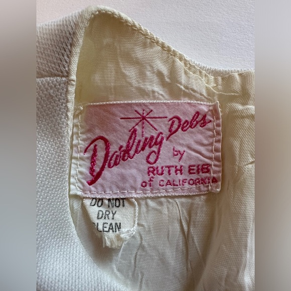 Vintage tunic from the 1960s/70s w/adorable girl applying mascara. Darling Debs - Picture 5 of 5